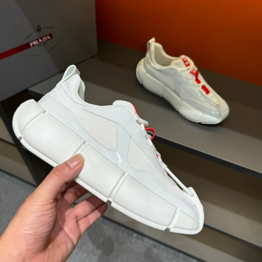 P460 PRADA/Prada men's lace-up leather casual sports shoes, the upper is made of cowhide leather and breathable mesh. It is soft, comfortable and breathable. The tongue is decorated with the PRADA brand letter logo. The thick rubber sole echoes the red label tongue. The style is fashionable and elegant. The details are carefully crafted. A casual sports shoe with a super western style and excellent breathability! Code number 38-45 (45 customized)